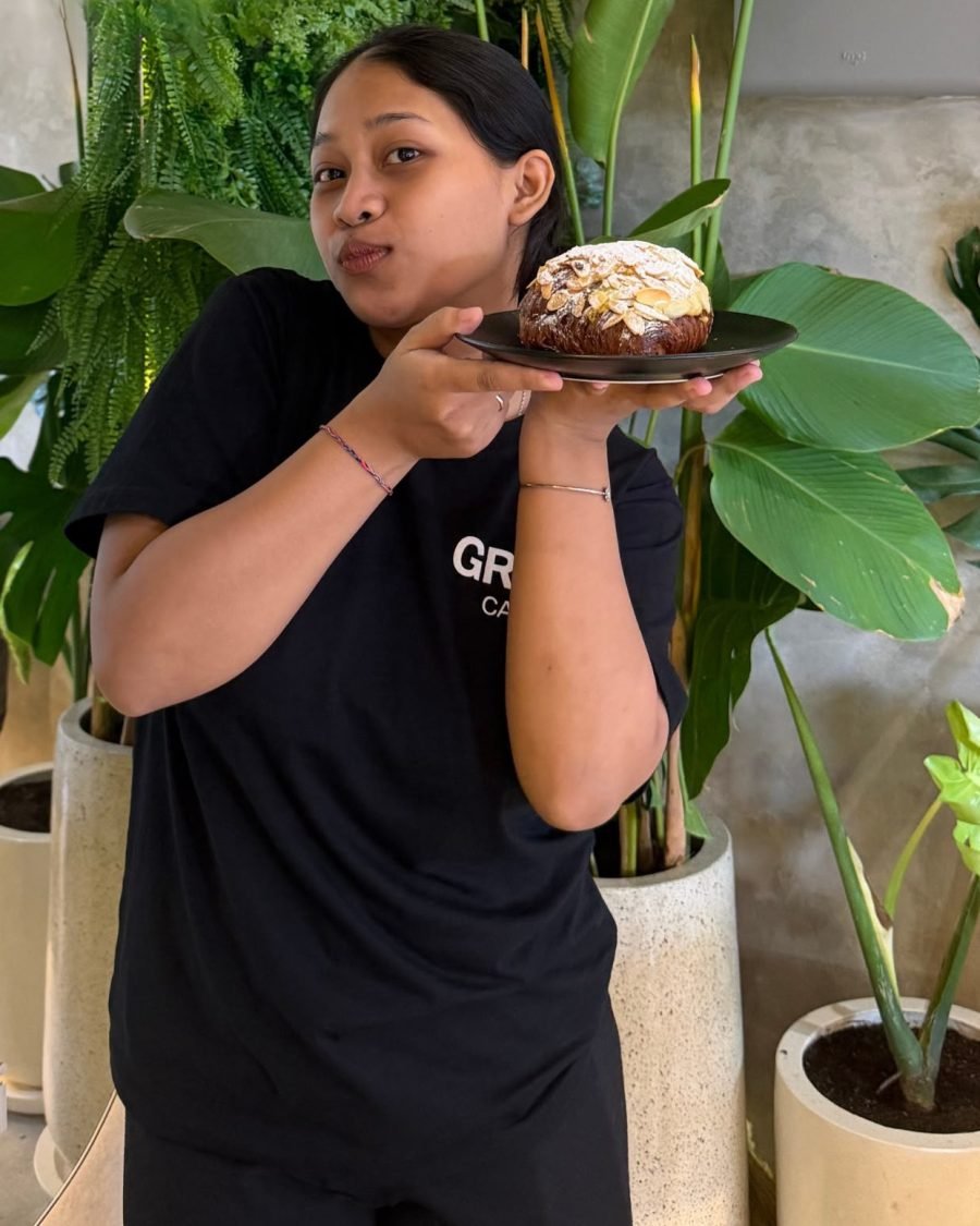 Artika, Waitress